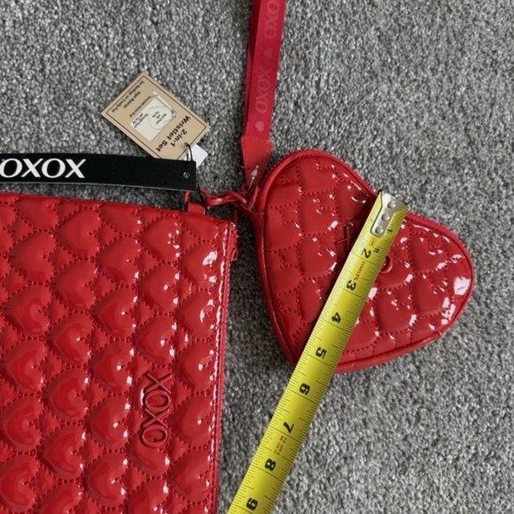 XOXO Womans Red 2 In 1 Rectangle And Heart Puffer Wristlet Set - Picture 7 of 12